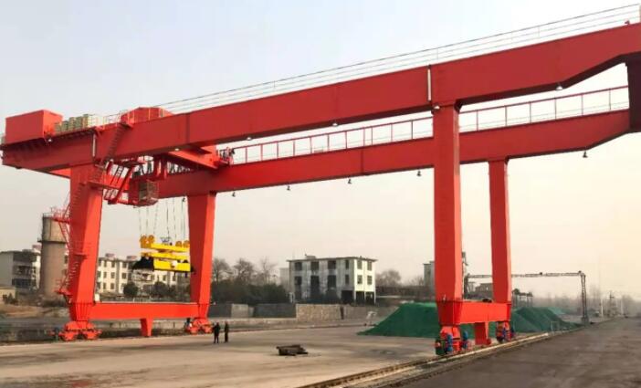 下路軌式集裝箱門式蜜桃久久无码機和履帶式吊裝的區別